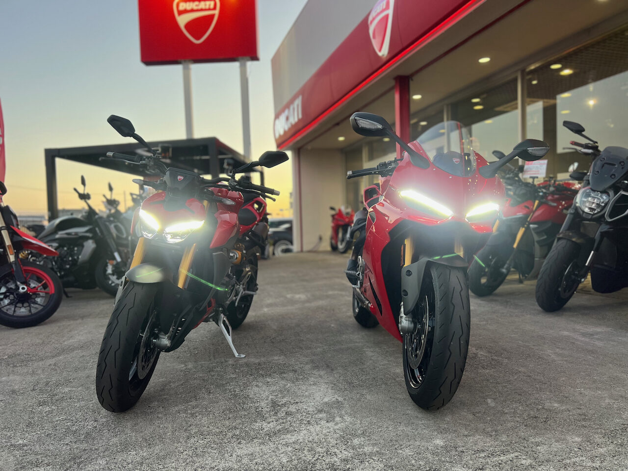 新型Panigale V2と新型Streetfighter V2の違い | バイクのことなら