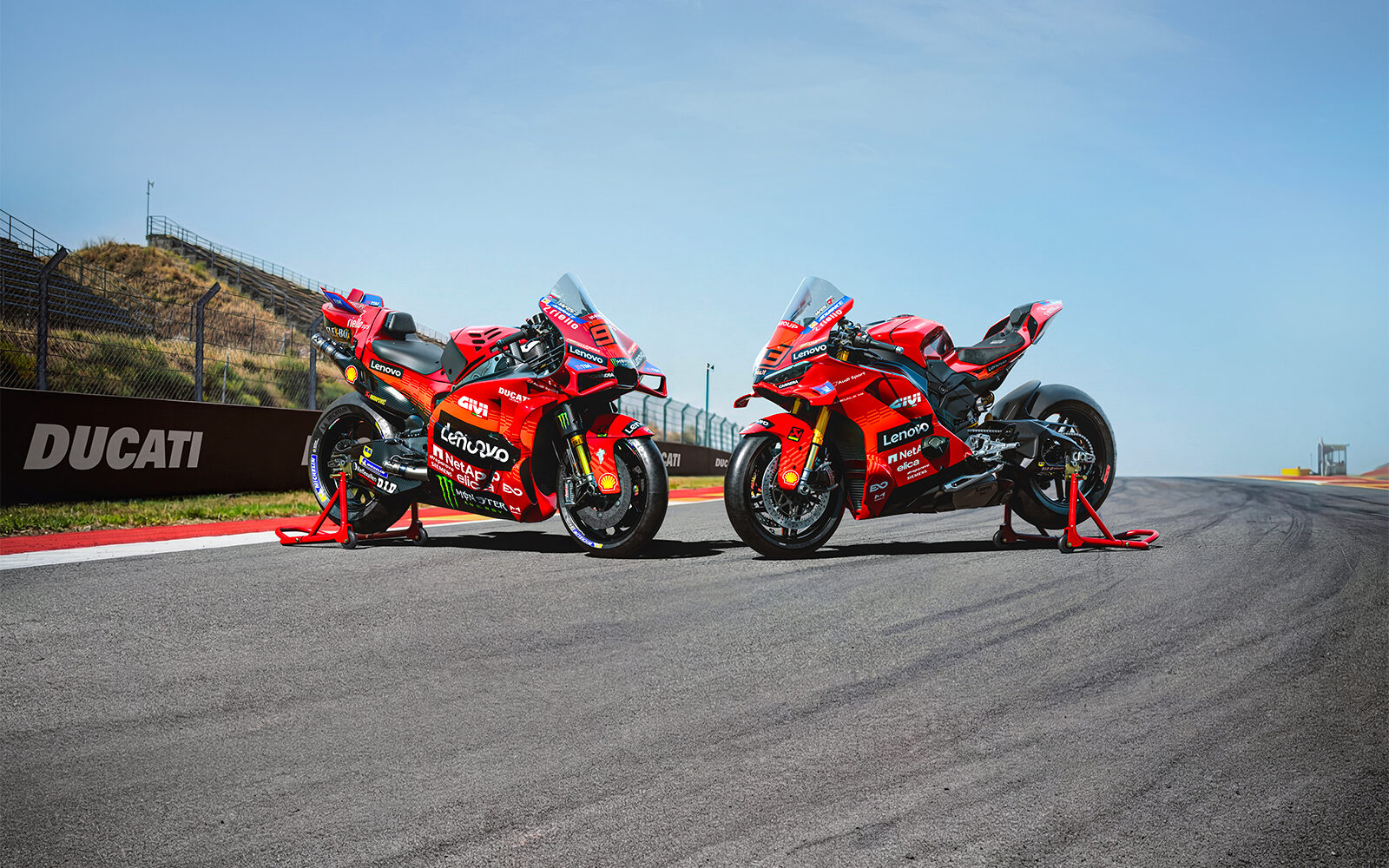 ドゥカティ スポーツバック マルボロ当選品 Panigale V4 Márquez 2025 World Champion Replica | バイクのことなら
