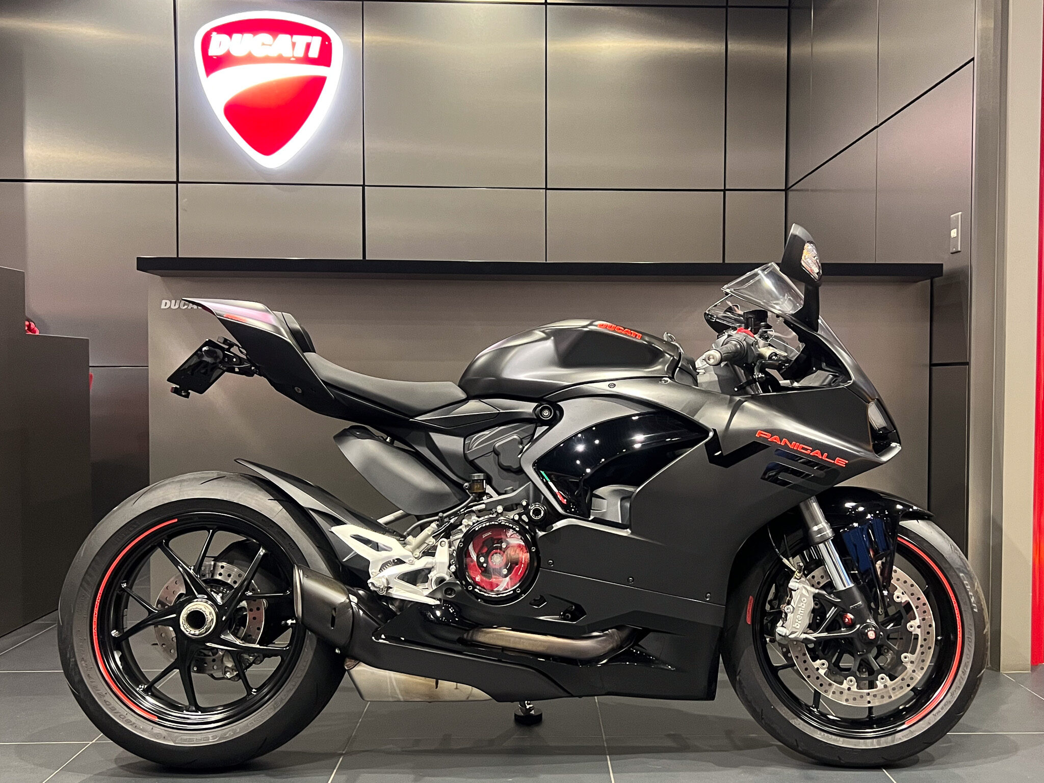 Panigale V2 Black on Black Ducati認定中古車 | バイクのことなら