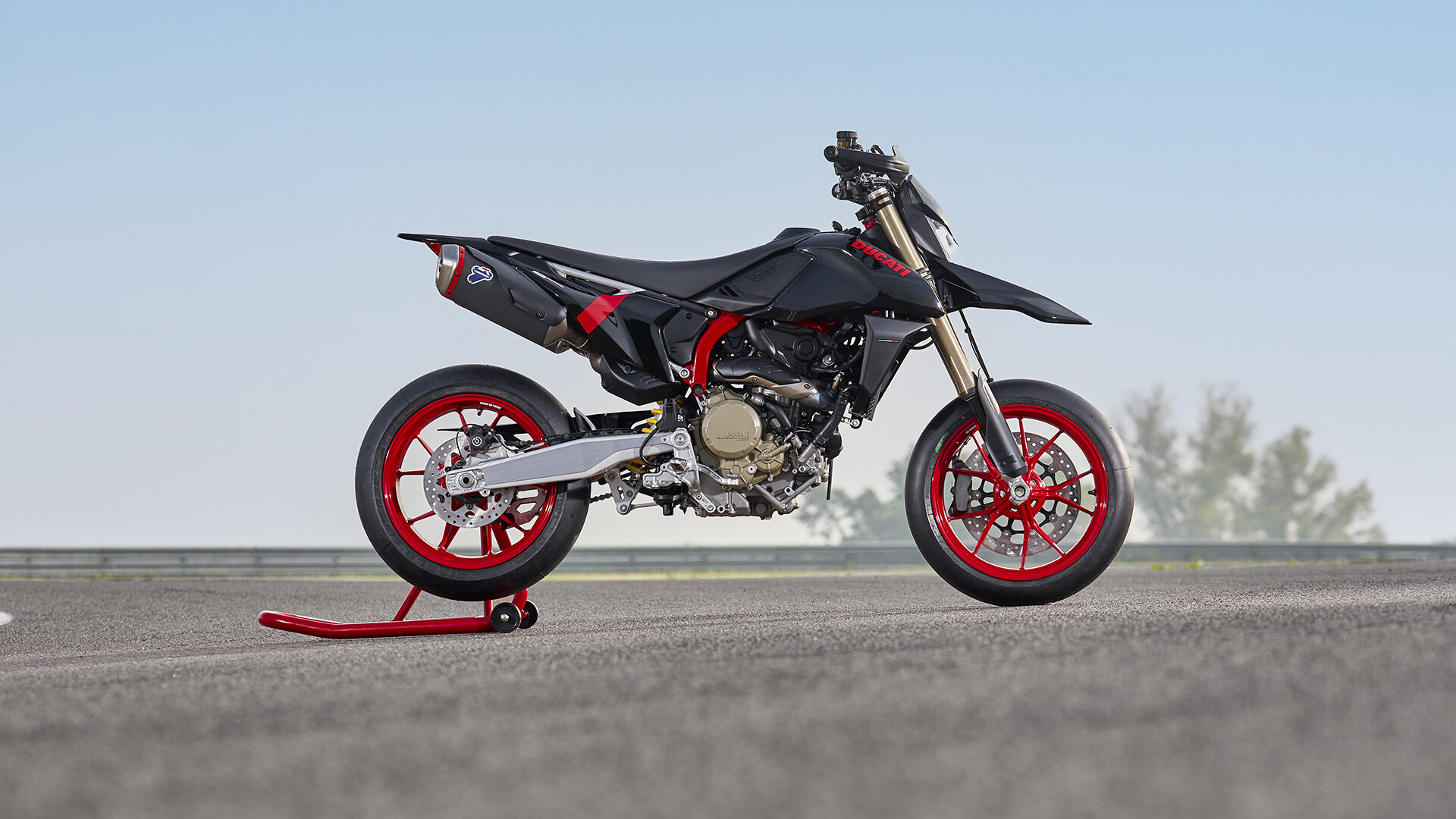 2027 New HyperMotard 698 Mono Nera | バイクのことならDUCATI浜松へ 2027 New HyperMotard 698 Mono Nera | バイクのことならDUCATI浜松へ